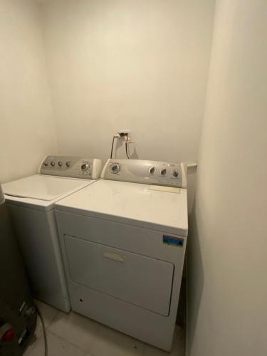 蒙特雷Casa moderna equipada como hotel habitación 5的一个带水槽和洗衣机的小厨房