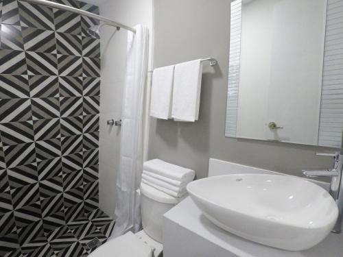 蒙特雷Casa moderna equipada como hotel Habitación 2 F的白色的浴室设有水槽和卫生间。