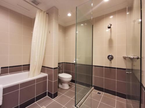 乔治市湾景国际度假酒店的一间带卫生间和玻璃淋浴间的浴室