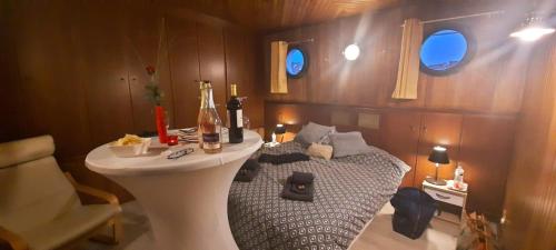 那慕尔Chambres d'hôtes sur la Meuse à bord de la Péniche Formigny的一间卧室配有一张床和一个水槽