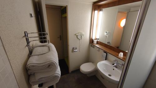 波尔多钟楼波尔多北拉克酒店的一间带水槽、卫生间和镜子的浴室