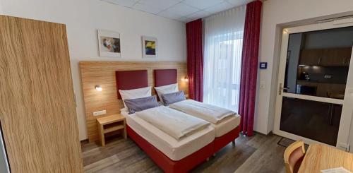 埃姆登SmartMotel Emden - by Quartier96 GmbH的酒店客房,配有床和电视