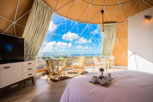特吉塞Eslanzarote Luxurious Eco Dome Experience的客房设有床和大窗户。