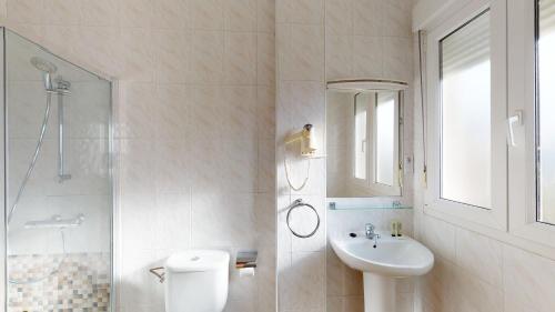 波尔托马林波尔托米诺旅馆的一间带水槽、卫生间和淋浴的浴室