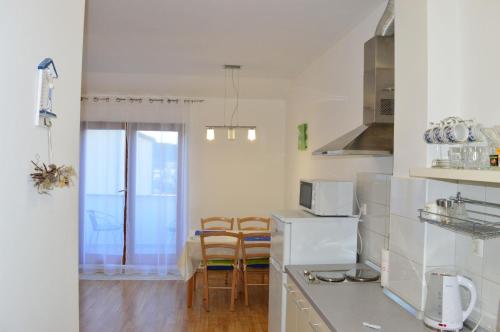 Apartments Vilim Tisno的厨房或小厨房