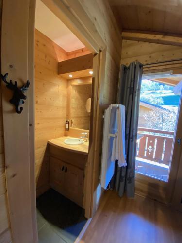 Chalet Megeve, idéal familles proche ski et centre village的一间浴室