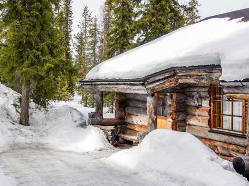 洛斯托Holiday Home Kelo-ville by Interhome的雪覆盖的小木屋