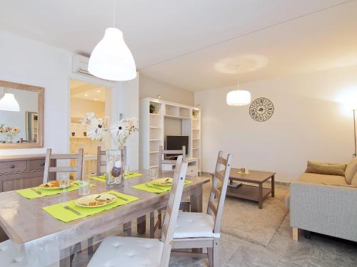 圣艾格夫Apartment Le Rabelais-1 by Interhome的用餐室以及带桌椅的起居室。