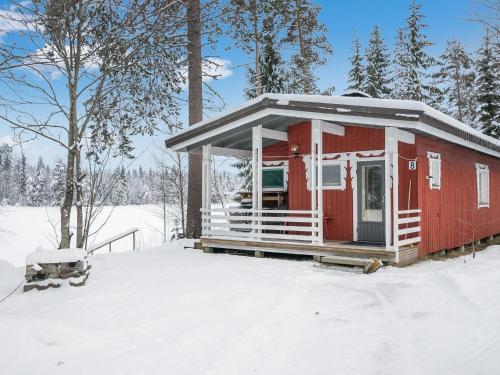 JuhanalaHoliday Home Mäntylä by Interhome的雪中的一个红色小屋