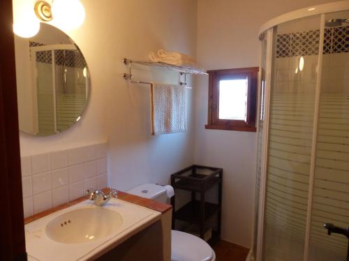 Mondújar德拉巴卡旅馆的一间带水槽、卫生间和镜子的浴室