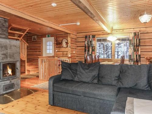 KyröHoliday Home Ylikyrön mökki by Interhome的带沙发和壁炉的客厅