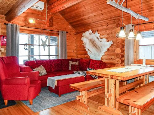 列维Holiday Home Tikkatupa by Interhome的客厅配有红色的沙发和桌子