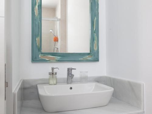 科尼尔-德拉弗龙特拉La Fontanilla Place的浴室设有白色水槽和镜子