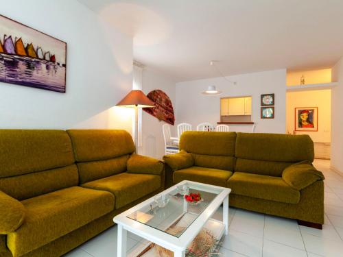 帕尔斯Apartment Golf Royal Delta by Interhome的客厅配有两张沙发和一张咖啡桌