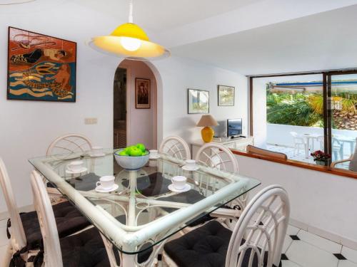 帕尔斯Apartment Ducado Golf CII by Interhome的一间设有玻璃桌和椅子的用餐室