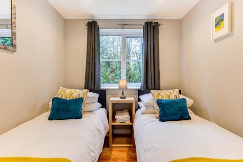 Contractors welcome GF flat sleeps 4 with parking by Eagle Owl Stays客房内的一张或多张床位