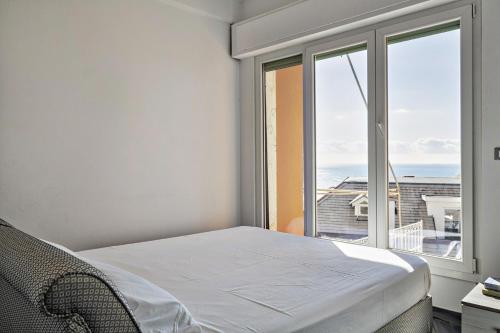 博格利斯科Sunset Apartment above the sea by Wonderful Italy的一间卧室设有一张床和一个大窗户