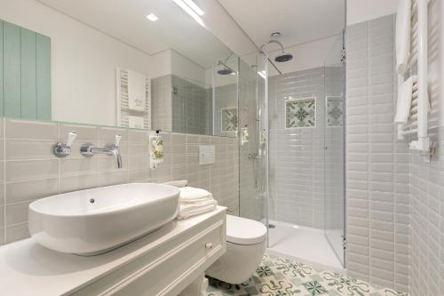波尔图7 Bridges Estúdios- Porto-houses and suites的白色的浴室设有水槽和淋浴。