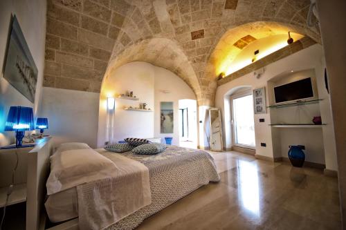 奥里亚Piazzetta46的一间卧室设有一张床和石墙