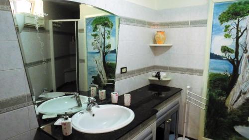 GasponiCasita GioJa的一间带两个盥洗盆和大镜子的浴室