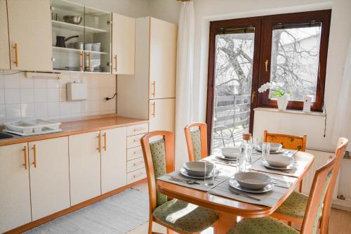 马里博尔House Marin - whole house的一间带木桌和椅子的厨房以及一间用餐室
