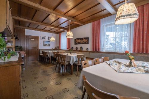 Fresach斯塔纳霍夫农家乐的一间在房间内配有桌椅的餐厅