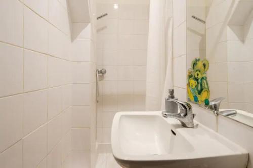 万塞讷PARIS Vincennes authentique -`ღ的白色的浴室设有水槽和淋浴。