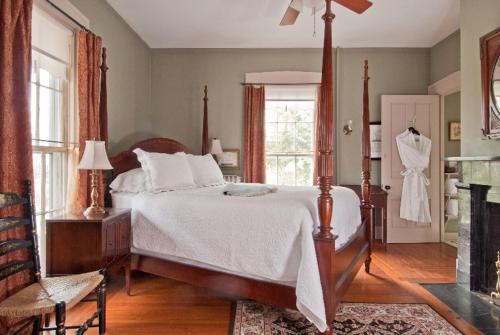 纽波特马歇尔斯洛克姆旅馆的一间卧室设有一张大床和一个壁炉