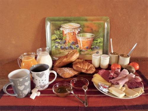 Soppe-le-HautAux 3 marteaux的一张桌子,上面放着早餐食品和饮料