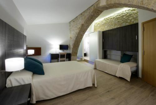 贝萨卢马斯佩尔保罗酒店的一间卧室,配有两张床