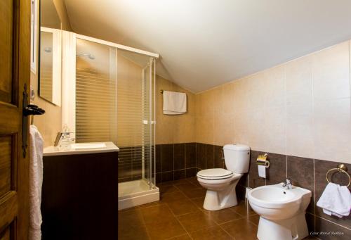 CarcastilloCasa Roblan的浴室配有卫生间、淋浴和盥洗盆。