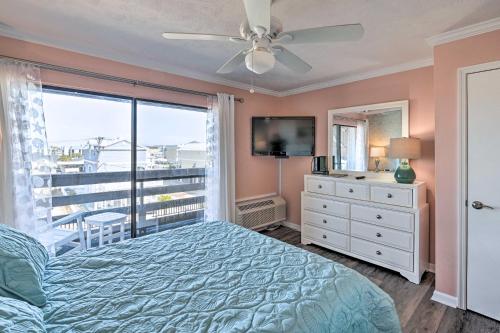 默特尔比奇Beach Condo with Pool Access, 1 Block to the Ocean!的一间卧室设有一张床和一个美景窗户。