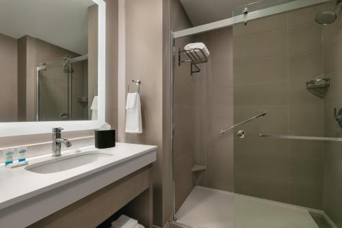 亚特兰大Hyatt House Atlanta Perimeter Center的一间带水槽和淋浴的浴室