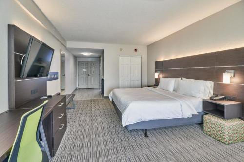 克利尔沃特克利尔沃特US19北快捷假日&套房酒店的配有一张床和一台平面电视的酒店客房