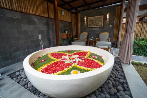 罗威那New Sunari Lovina Beach Resort的花卉图案的大浴缸