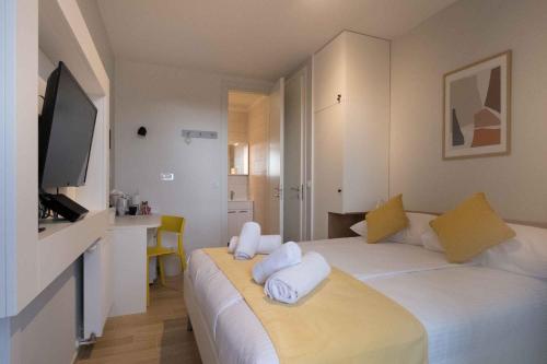 萨格勒布Roomies Zagreb的酒店客房,配有带毛巾的床