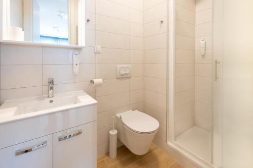 萨格勒布Roomies Zagreb的浴室配有卫生间、盥洗盆和淋浴。