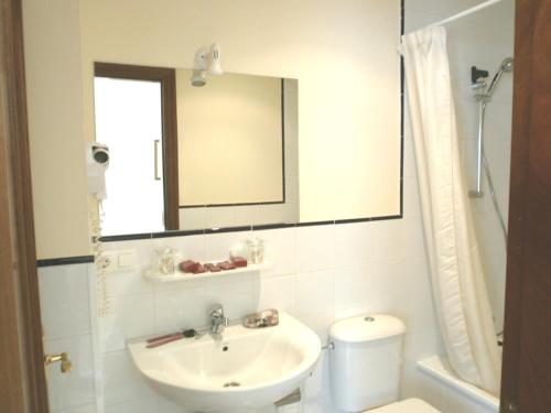 普埃尔托德尔松德尔松别墅酒店的一间带水槽、镜子和卫生间的浴室