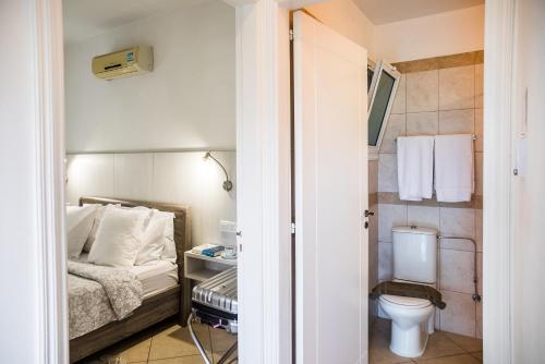 帕福斯阿蒂米斯辛西娅复式公寓的一间带床和卫生间的小浴室