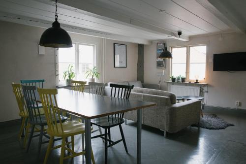 维斯比Visby Logi & Vandrarhem的客厅配有桌椅和沙发
