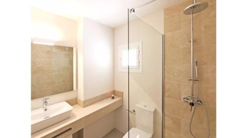 松塞尔韦拉Apartamentos Sema的带淋浴和盥洗盆的浴室