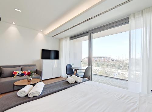 雅典Verde Apartments的一间带大床的卧室和一间客厅