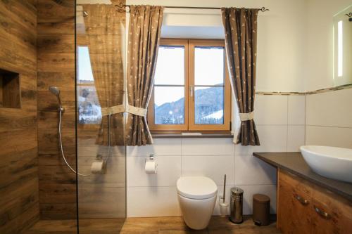 鲁波尔丁Riederhof的一间带卫生间和玻璃淋浴间的浴室