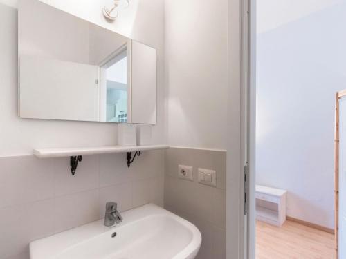 卡瓦伊翁韦罗内塞Apartment Tenuta Naiano Raffaello的白色的浴室设有水槽和镜子