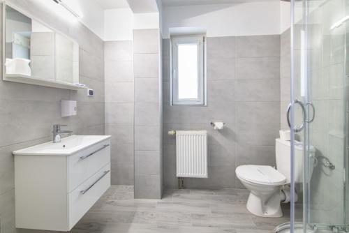 克拉科夫Hotel Nowa Panorama的白色的浴室设有卫生间和水槽。