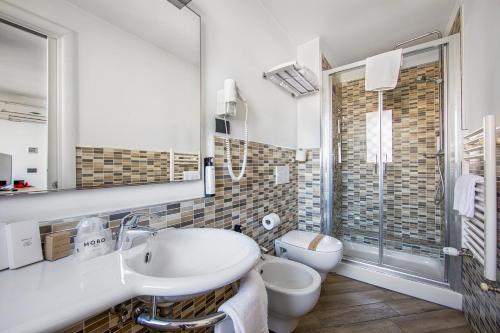 罗马Borgo Aureo的白色的浴室设有水槽和卫生间。
