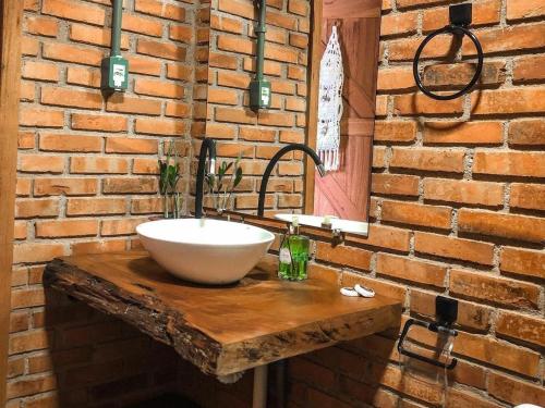 Caparaó VelhoPousada Café da Mata的砖墙上带水槽的浴室