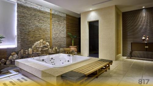 台南为枫渡假别馆的带浴缸和长凳的大浴室
