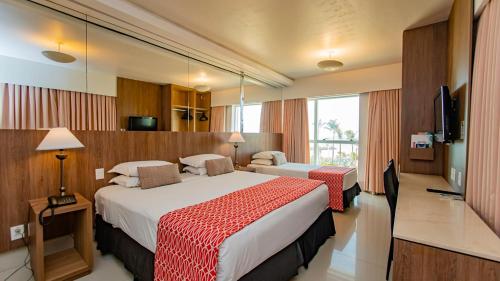 福塔莱萨贝拉玛酒店的酒店客房设有两张床和电视。