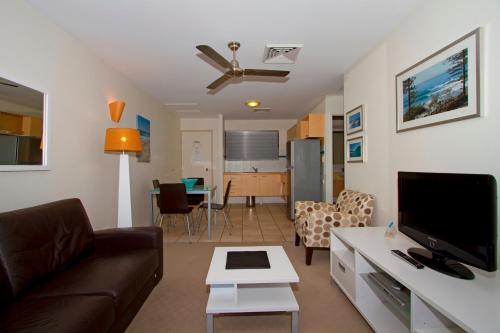 库鲁姆海滩库拉姆海滩度假酒店的带沙发和平面电视的客厅